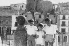 Ante-la-Estatua-de-Pizarro1969